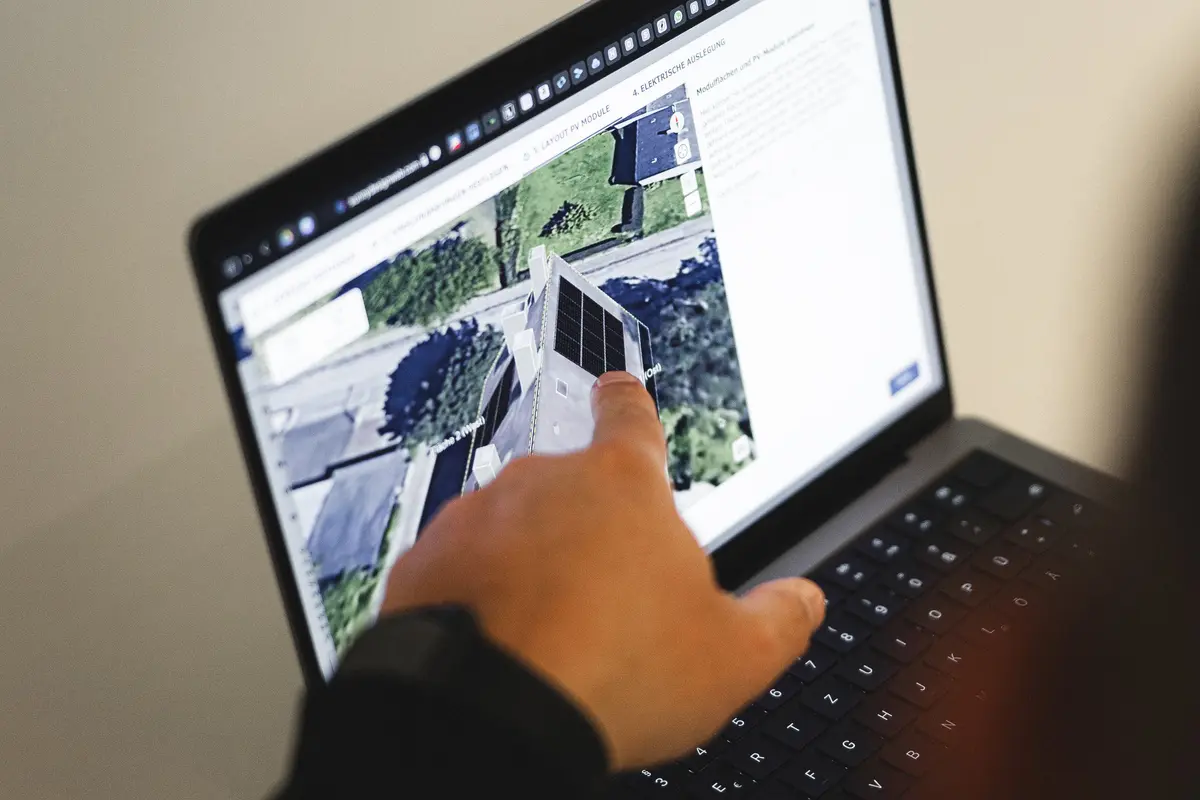 Planung einer Photovoltaikanlage am Laptop anhand einer Luftaufnahme