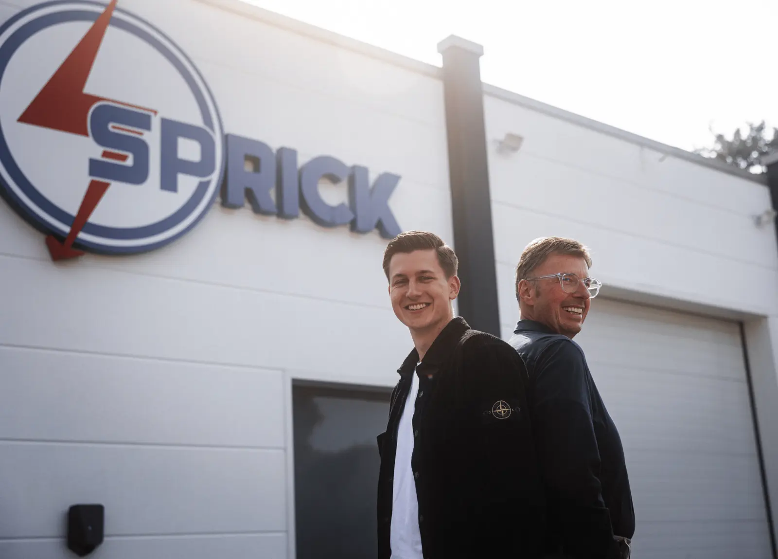 Rüdiger und Robin Sprick vor dem neuen Sprick Headquarter an der Riemker Straße in Herne