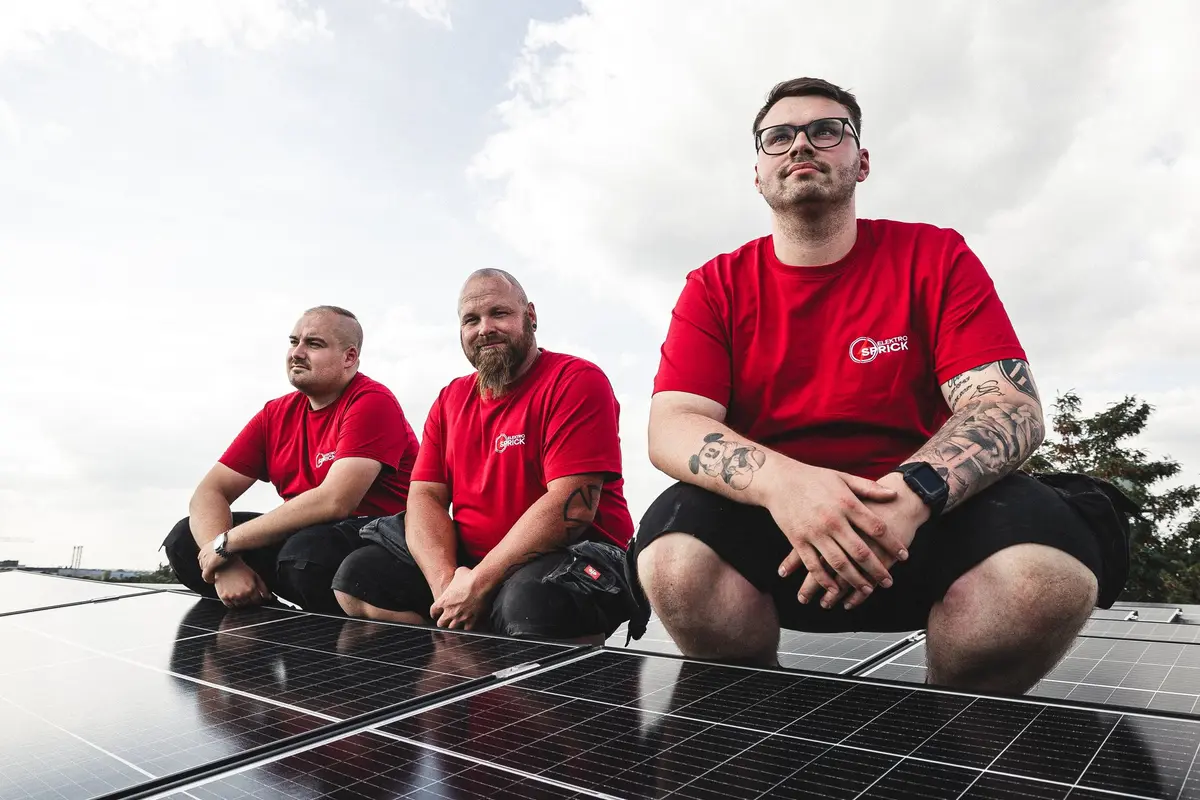 Drei Monteure von Elektro Sprick auf einem fertig montierten Solardach
